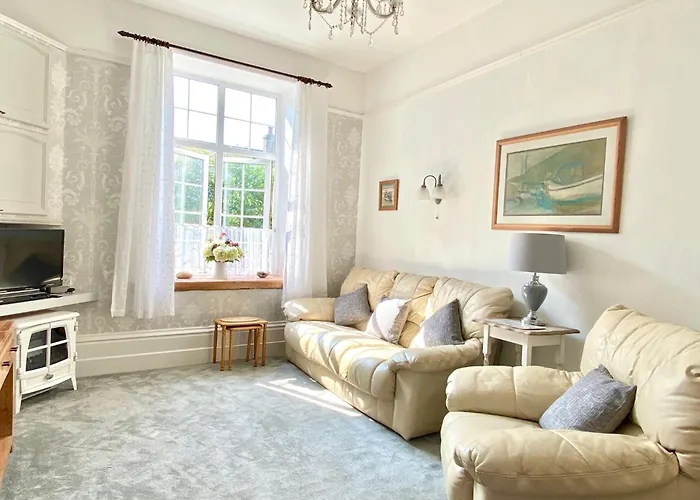 Simply The Best ! Just 4 Min Walk To Beach, Pubs, Shops, Htd Pool, Hottub, Games Rm, Bbq\'S, Gdns, Parking, Bassets Acre,Just 6 Unique Apart\'S With Wifi