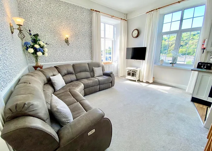 Simply The Best ! Just 4 Min Walk To Beach, Pubs, Shops, Htd Pool, Hottub, Games Rm, Bbq\'S, Gdns, Parking, Bassets Acre,Just 6 Unique Apart\'S With Wifi