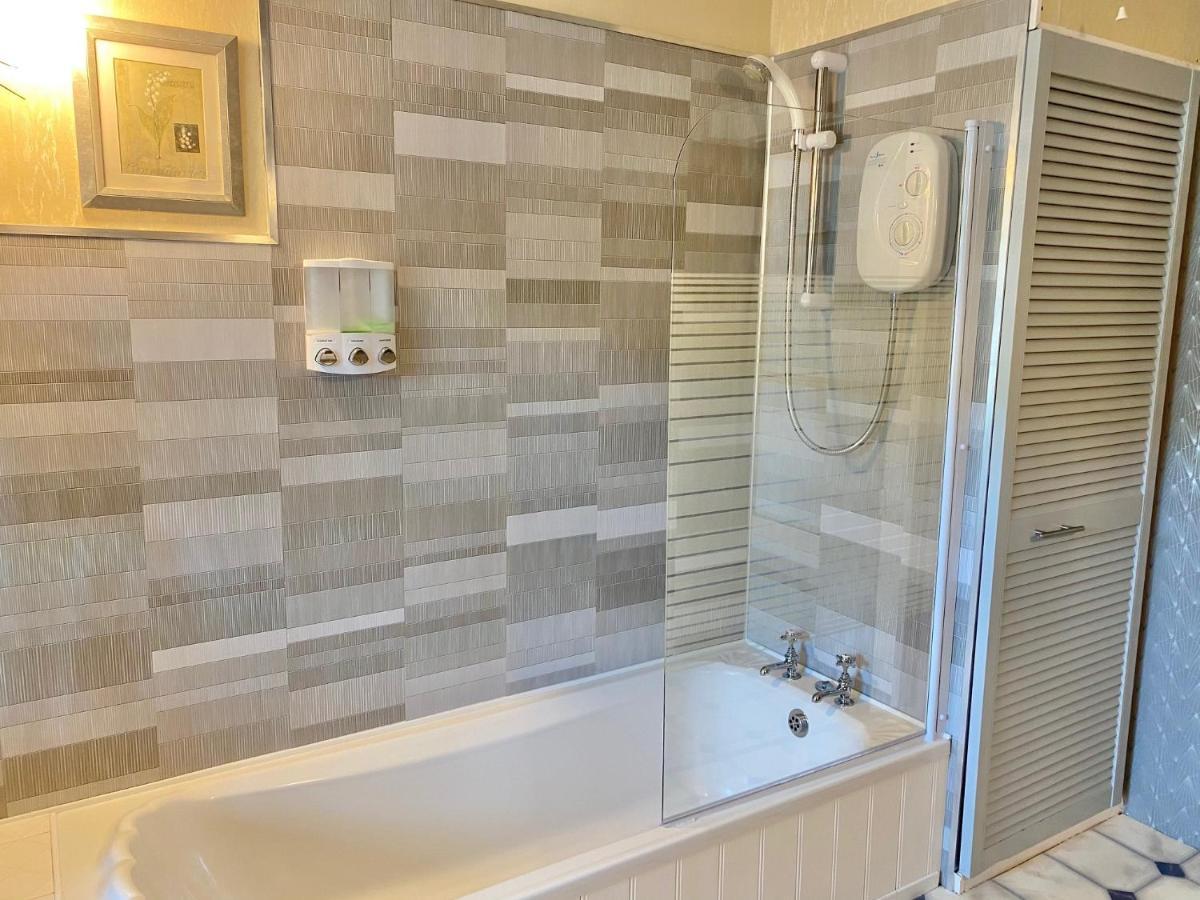 Simply The Best ! Just 4 Min Walk To Beach, Pubs, Shops, Htd Pool, Hottub, Games Rm, Bbq'S, Gdns, Parking, Bassets Acre,Just 6 Unique Apart'S With Wifi *