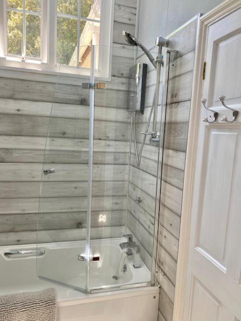 Апартаменты Simply The Best ! Just 4 Min Walk To Beach, Pubs, Shops, Htd Pool, Hottub, Games Rm, Bbq'S, Gdns, Parking, Bassets Acre,Just 6 Unique Apart'S With Wifi