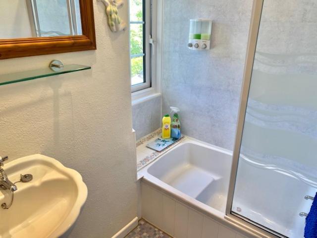 Look No Further ! 4 Min Walk To Beach, Pubs, Shops, Htd Pool, Hottub, Games Room,Tranquil Gds, Bbq, Beautiful, Bassets Acre, 6 Unique 1-3 Bedroom Holiday Homes With Free Parking And Wifi *
