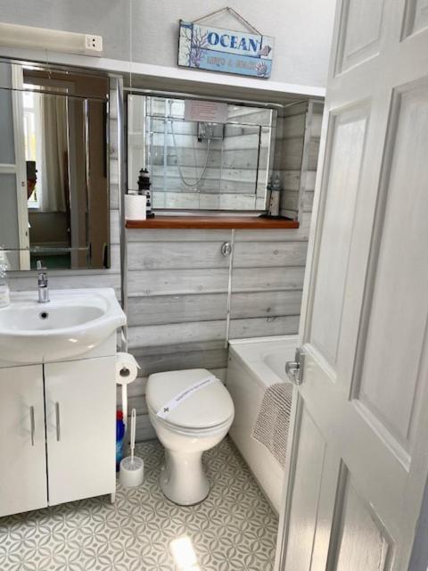 Simply The Best ! Just 4 Min Walk To Beach, Pubs, Shops, Htd Pool, Hottub, Games Rm, Bbq'S, Gdns, Parking, Bassets Acre,Just 6 Unique Apart'S With Wifi Апартаменты