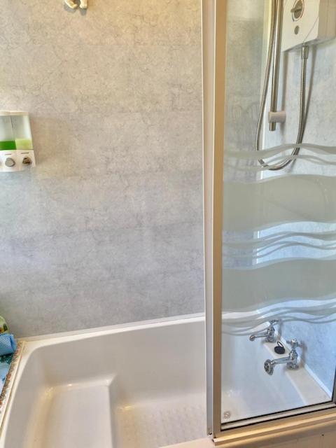 Simply The Best ! Just 4 Min Walk To Beach, Pubs, Shops, Htd Pool, Hottub, Games Rm, Bbq'S, Gdns, Parking, Bassets Acre,Just 6 Unique Apart'S With Wifi Апартаменты *