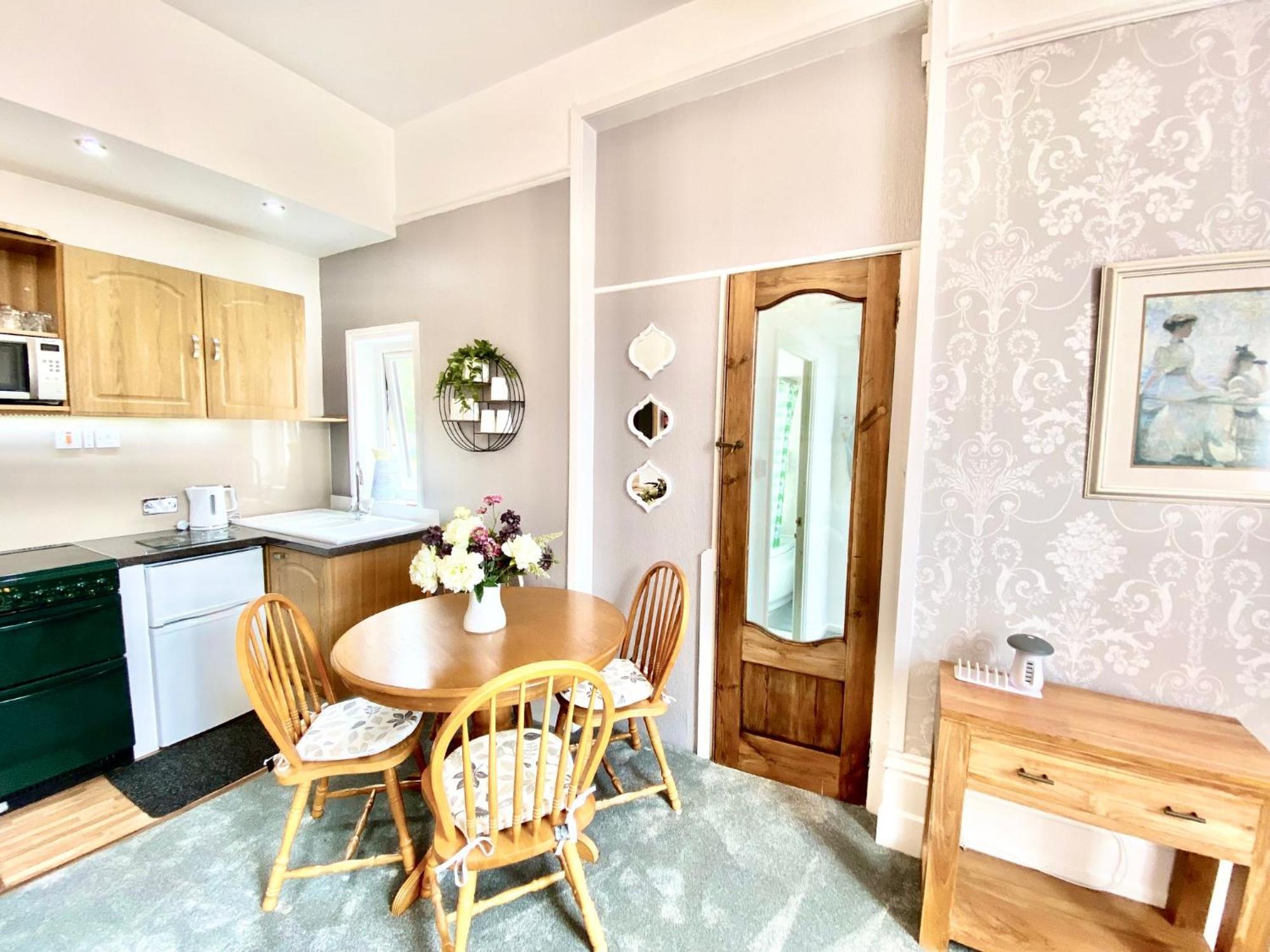 Simply The Best ! Just 4 Min Walk To Beach, Pubs, Shops, Htd Pool, Hottub, Games Rm, Bbq'S, Gdns, Parking, Bassets Acre,Just 6 Unique Apart'S With Wifi Апартаменты *