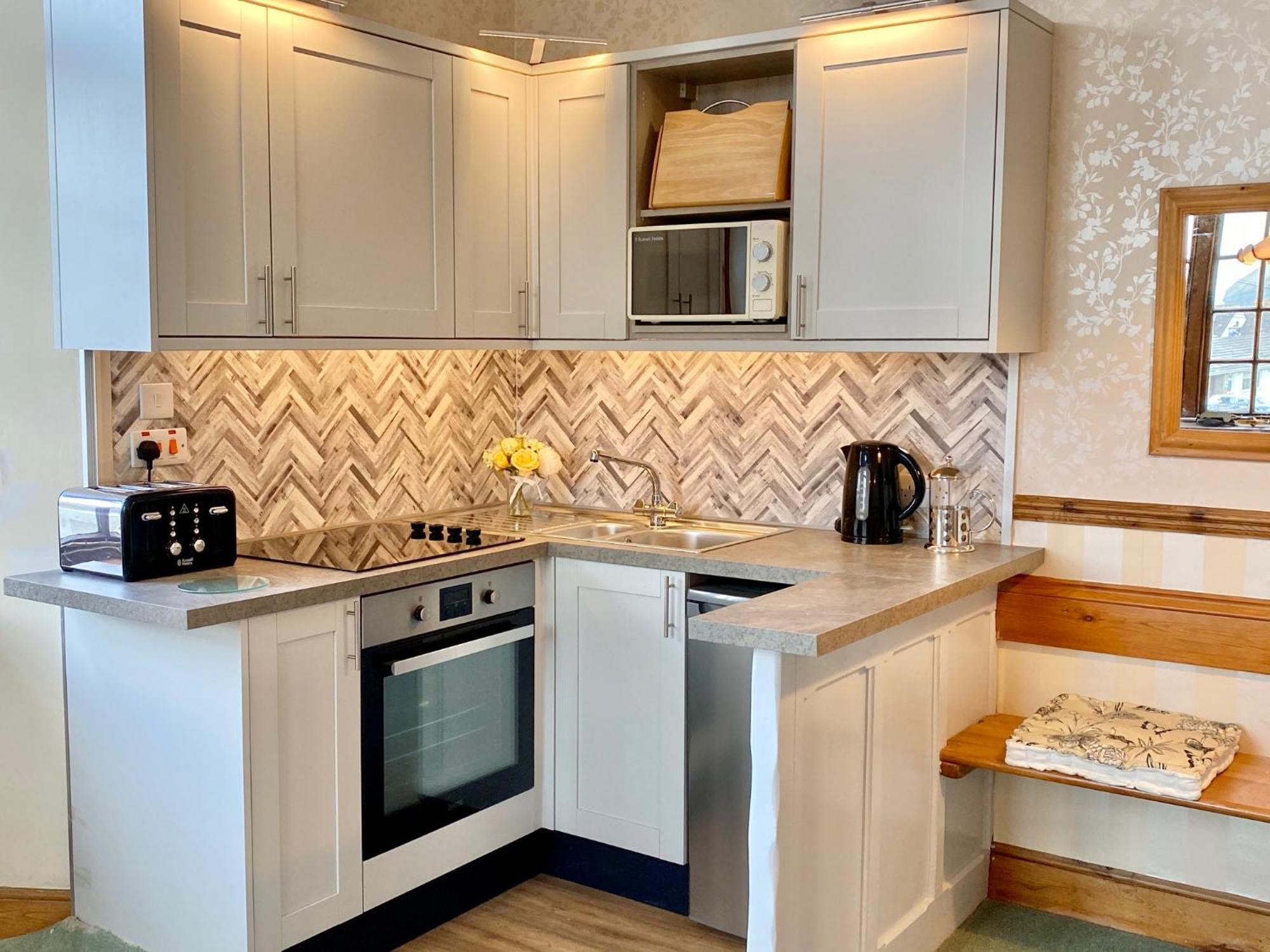 Simply The Best ! Just 4 Min Walk To Beach, Pubs, Shops, Htd Pool, Hottub, Games Rm, Bbq'S, Gdns, Parking, Bassets Acre,Just 6 Unique Apart'S With Wifi
