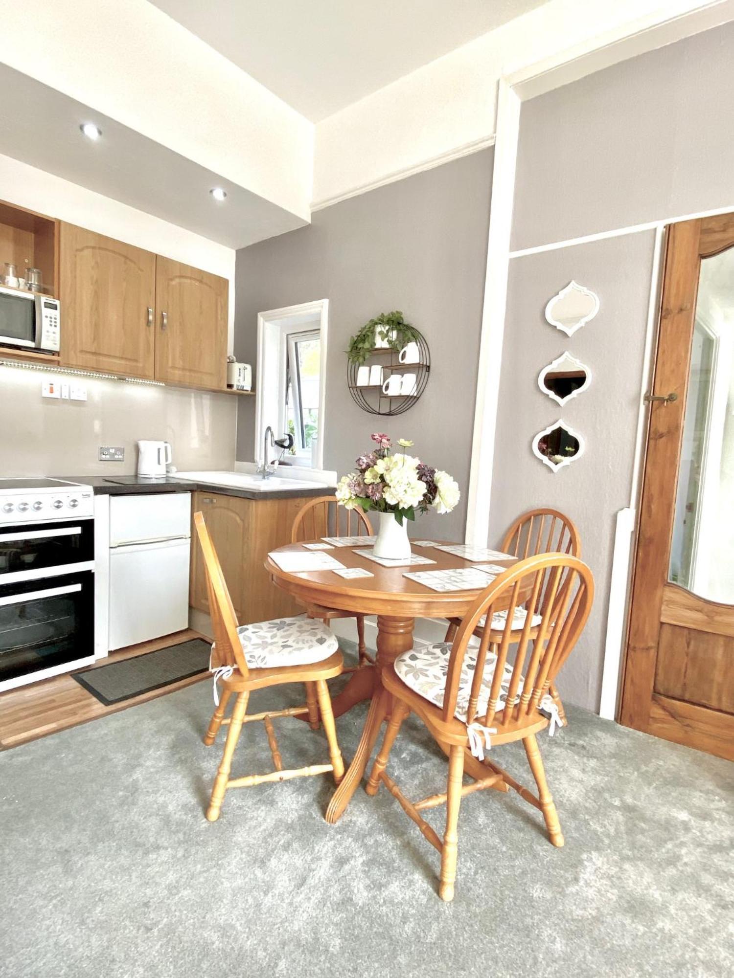 Апартаменты Simply The Best ! Just 4 Min Walk To Beach, Pubs, Shops, Htd Pool, Hottub, Games Rm, Bbq'S, Gdns, Parking, Bassets Acre,Just 6 Unique Apart'S With Wifi