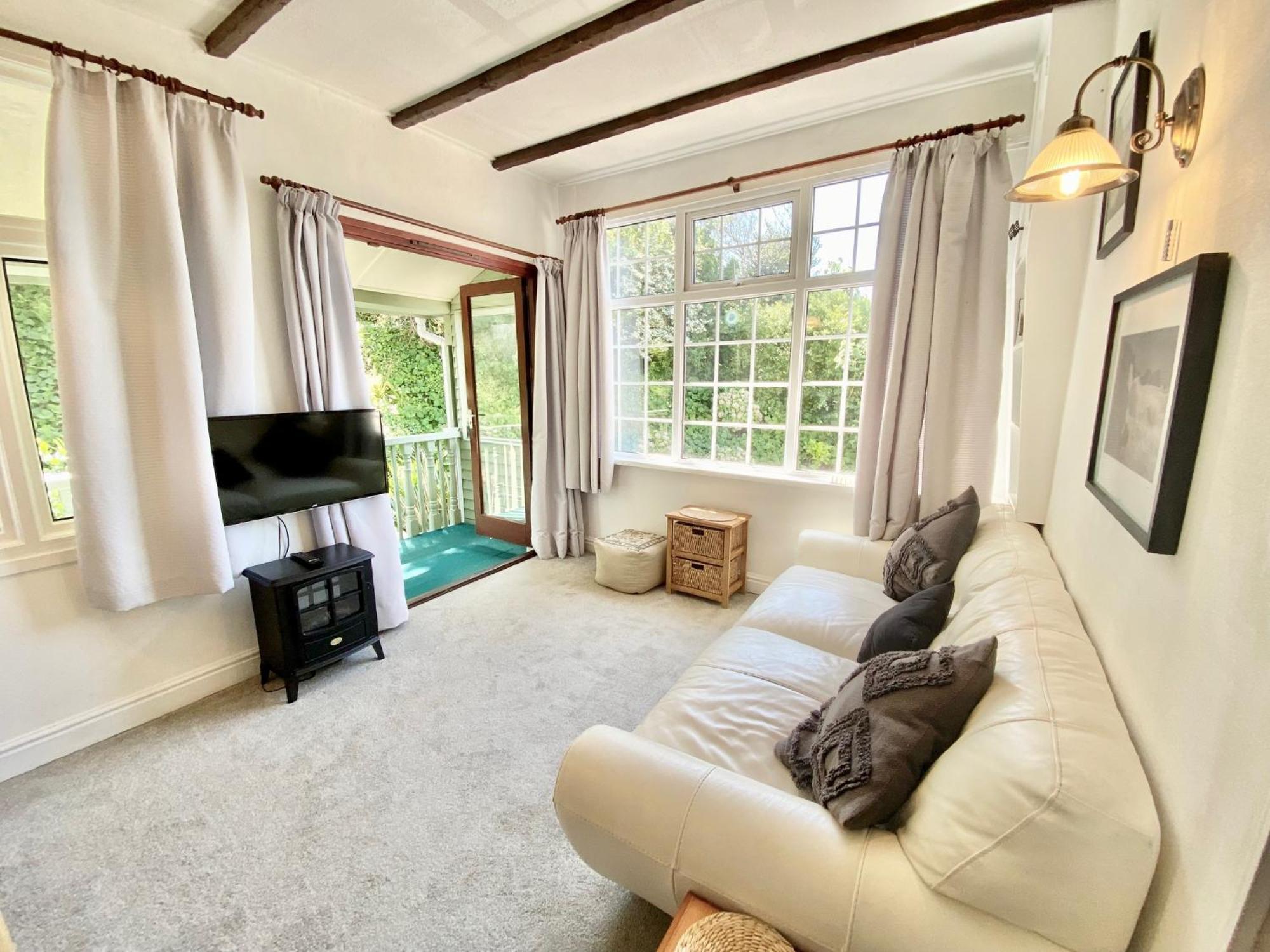 Simply The Best ! Just 4 Min Walk To Beach, Pubs, Shops, Htd Pool, Hottub, Games Rm, Bbq'S, Gdns, Parking, Bassets Acre,Just 6 Unique Apart'S With Wifi *