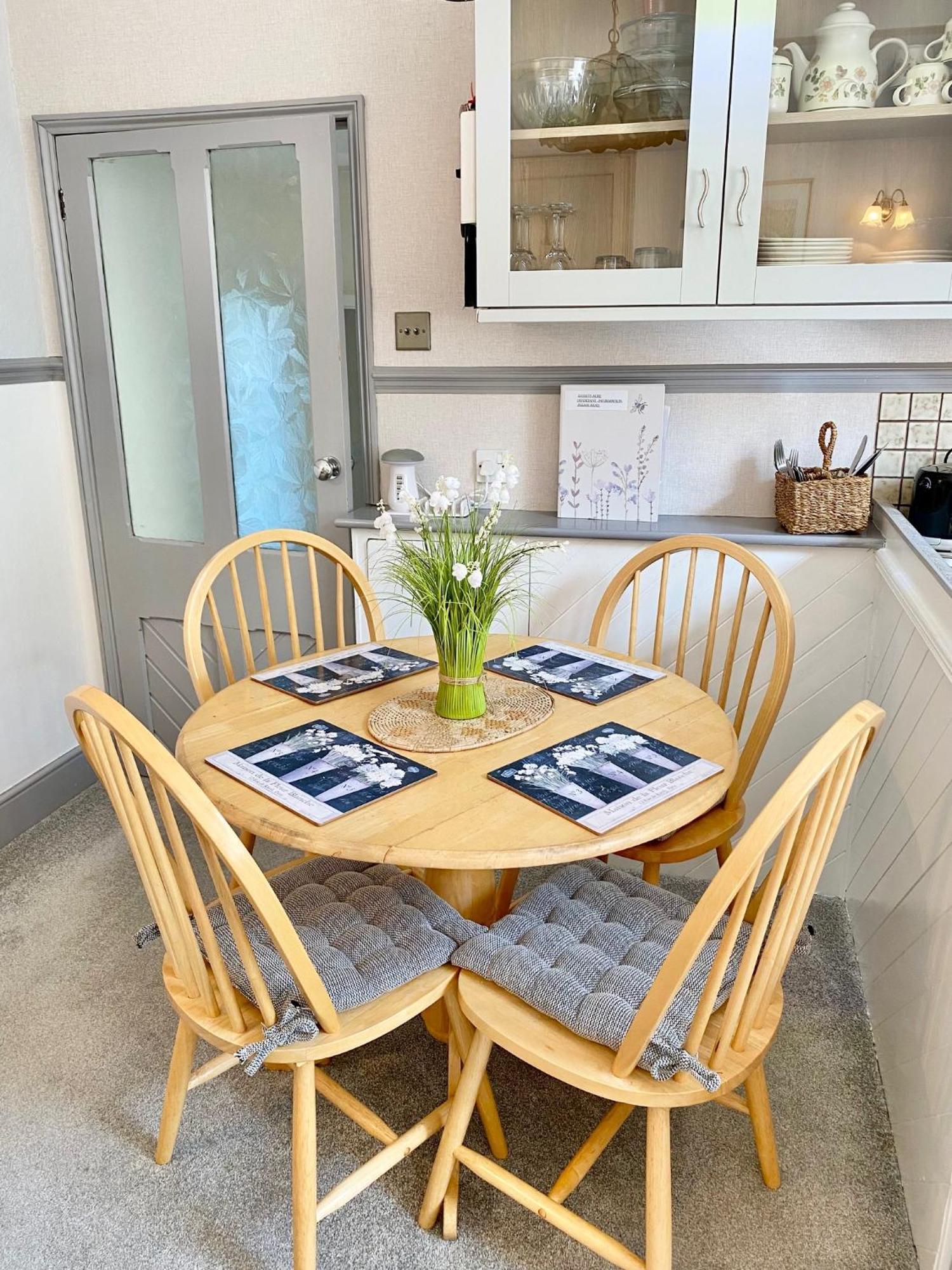 Simply The Best ! Just 4 Min Walk To Beach, Pubs, Shops, Htd Pool, Hottub, Games Rm, Bbq'S, Gdns, Parking, Bassets Acre,Just 6 Unique Apart'S With Wifi Апартаменты *