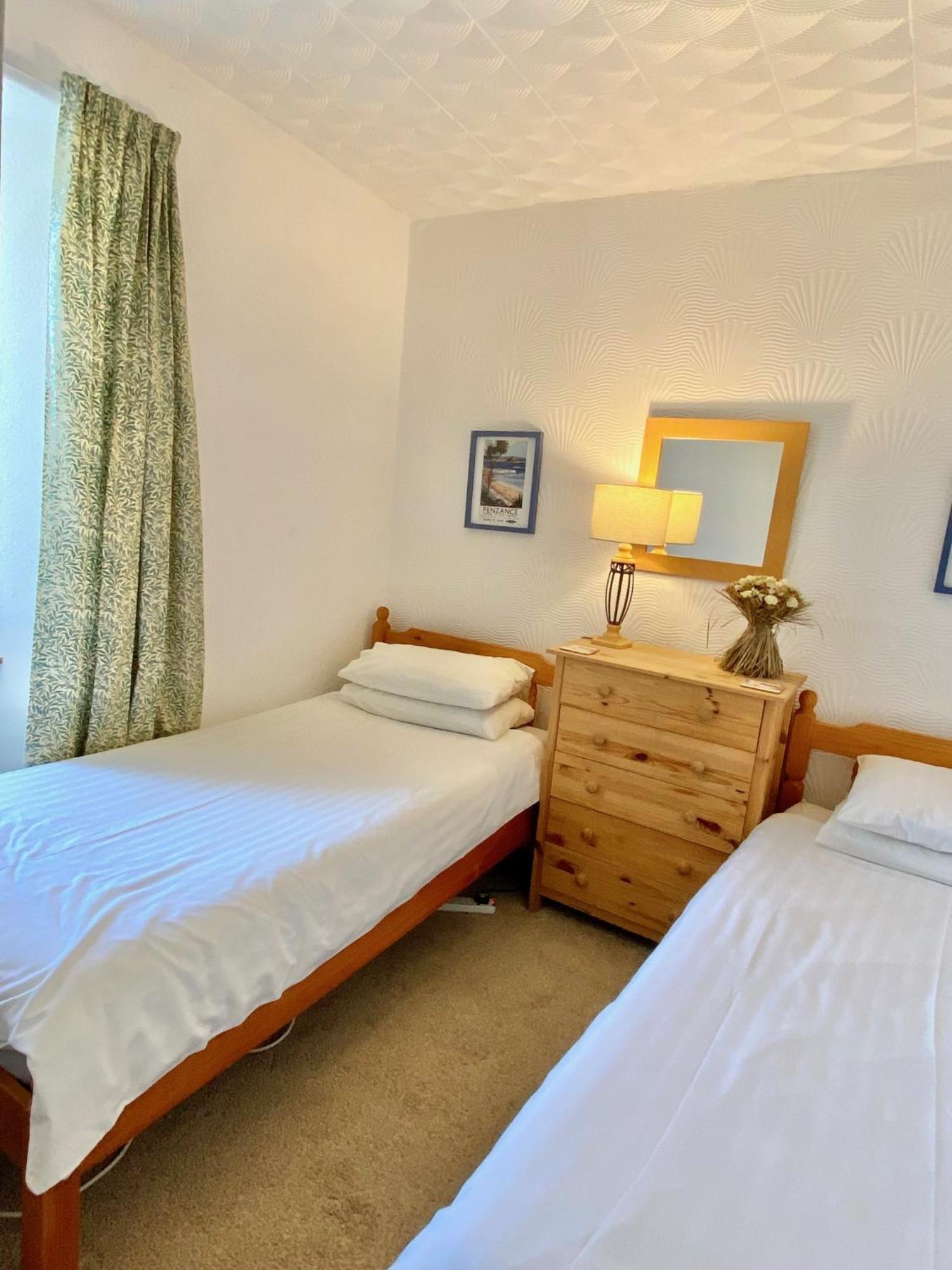 Simply The Best ! Just 4 Min Walk To Beach, Pubs, Shops, Htd Pool, Hottub, Games Rm, Bbq'S, Gdns, Parking, Bassets Acre,Just 6 Unique Apart'S With Wifi