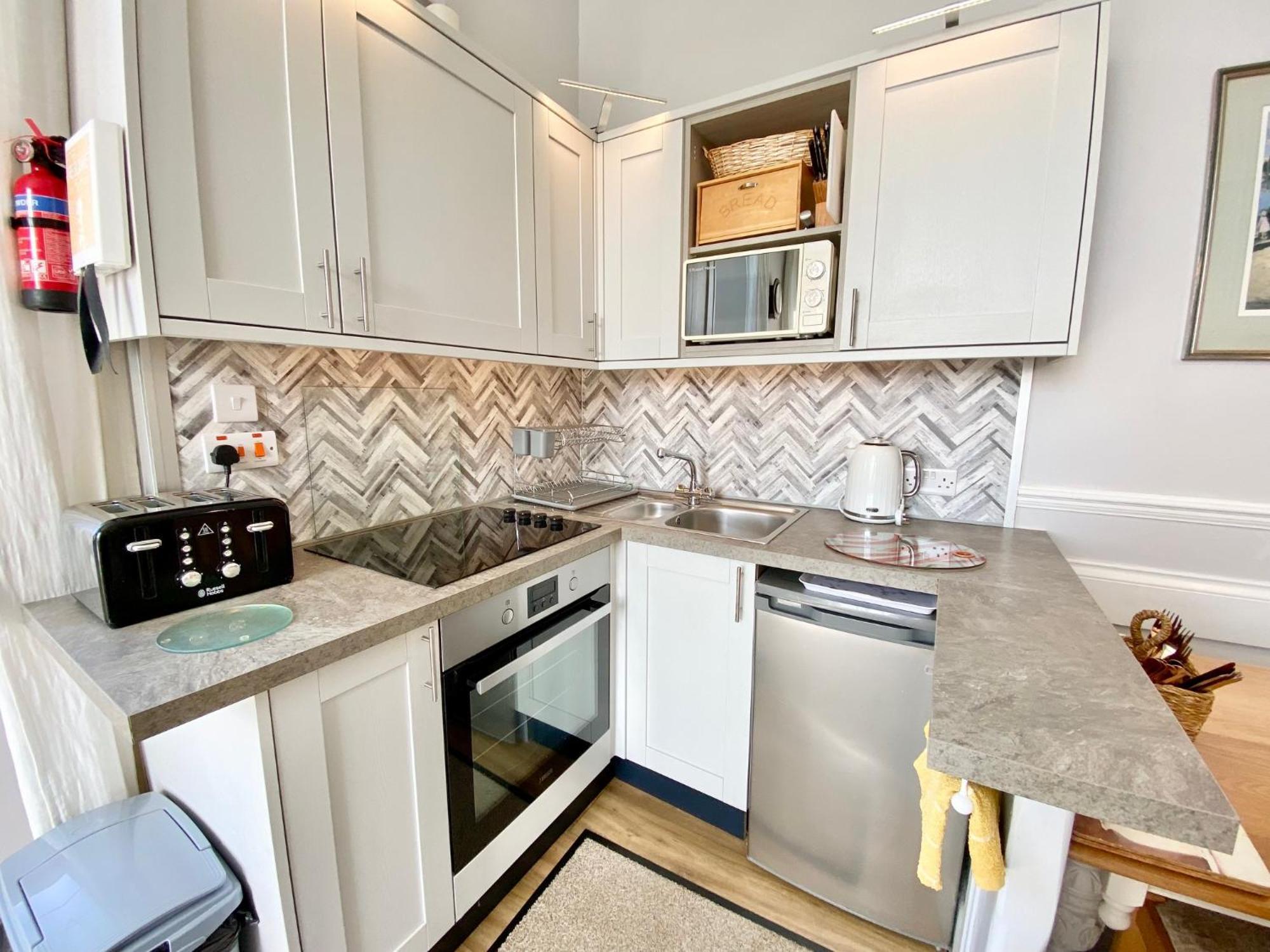 Look No Further ! 4 Min Walk To Beach, Pubs, Shops, Htd Pool, Hottub, Games Room,Tranquil Gds, Bbq, Beautiful, Bassets Acre, 6 Unique 1-3 Bedroom Holiday Homes With Free Parking And Wifi Apartment