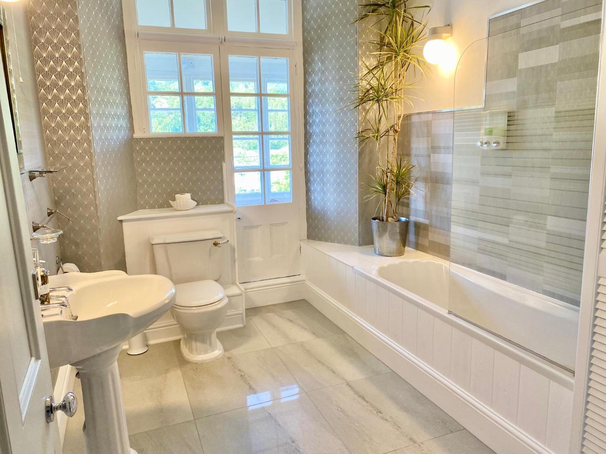 Simply The Best ! Just 4 Min Walk To Beach, Pubs, Shops, Htd Pool, Hottub, Games Rm, Bbq'S, Gdns, Parking, Bassets Acre,Just 6 Unique Apart'S With Wifi Портрит